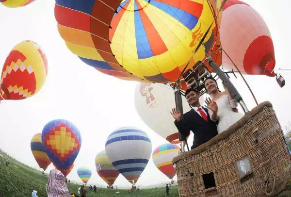 Balloon LoVe :- 15 Couples Tie The Knot In The Sky In China {See Photos}